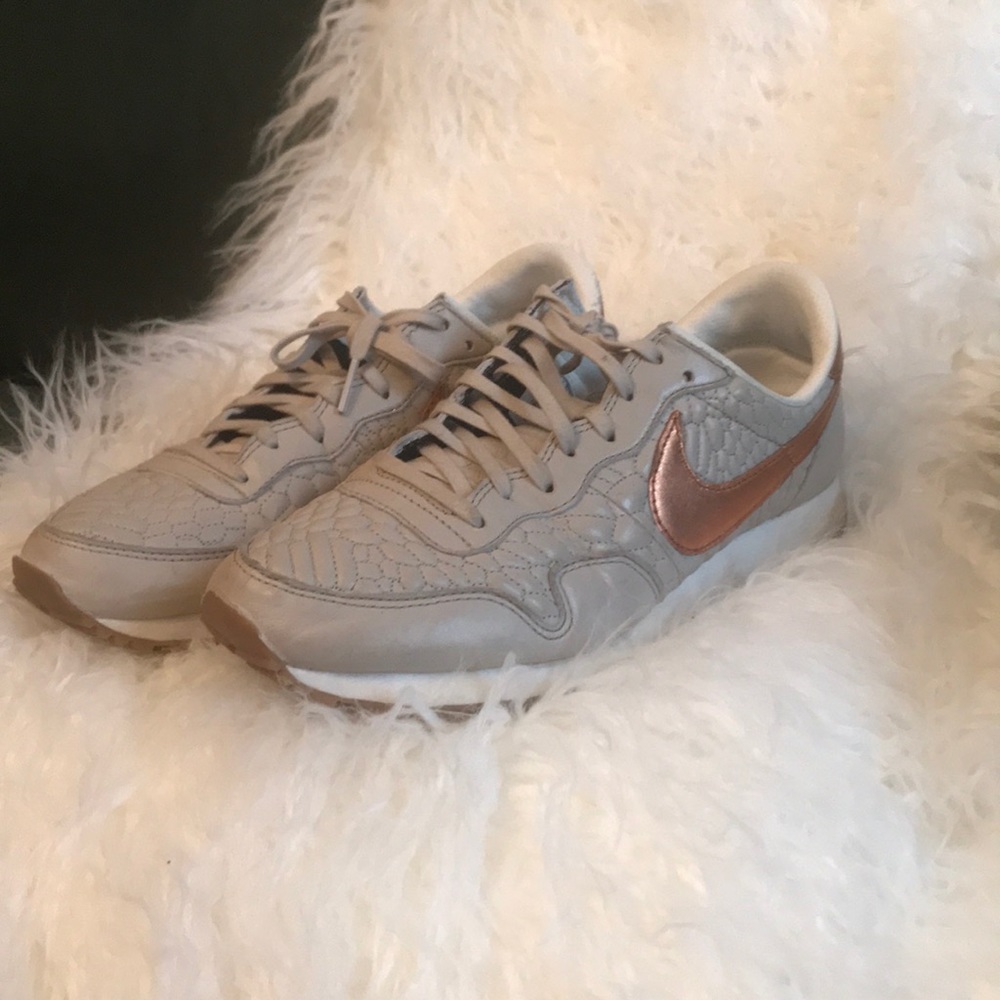 Nike Pegasus 83 Rose Gold